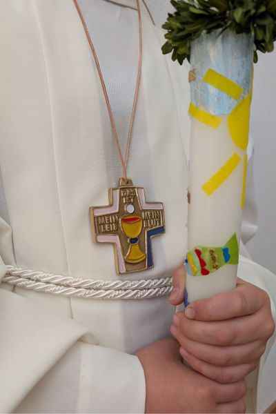 Kommunionkerze in Kinderh&auml;nden, Kommunionkreuz